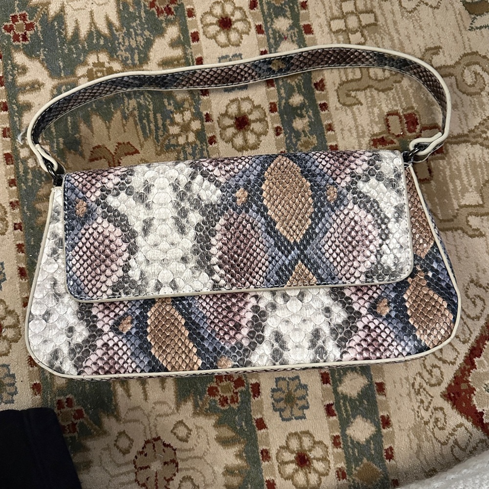 Elegant Snakeskin Patterned Shoulder Bag